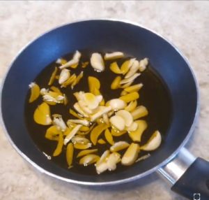 How-to-make-Garlic-Oil